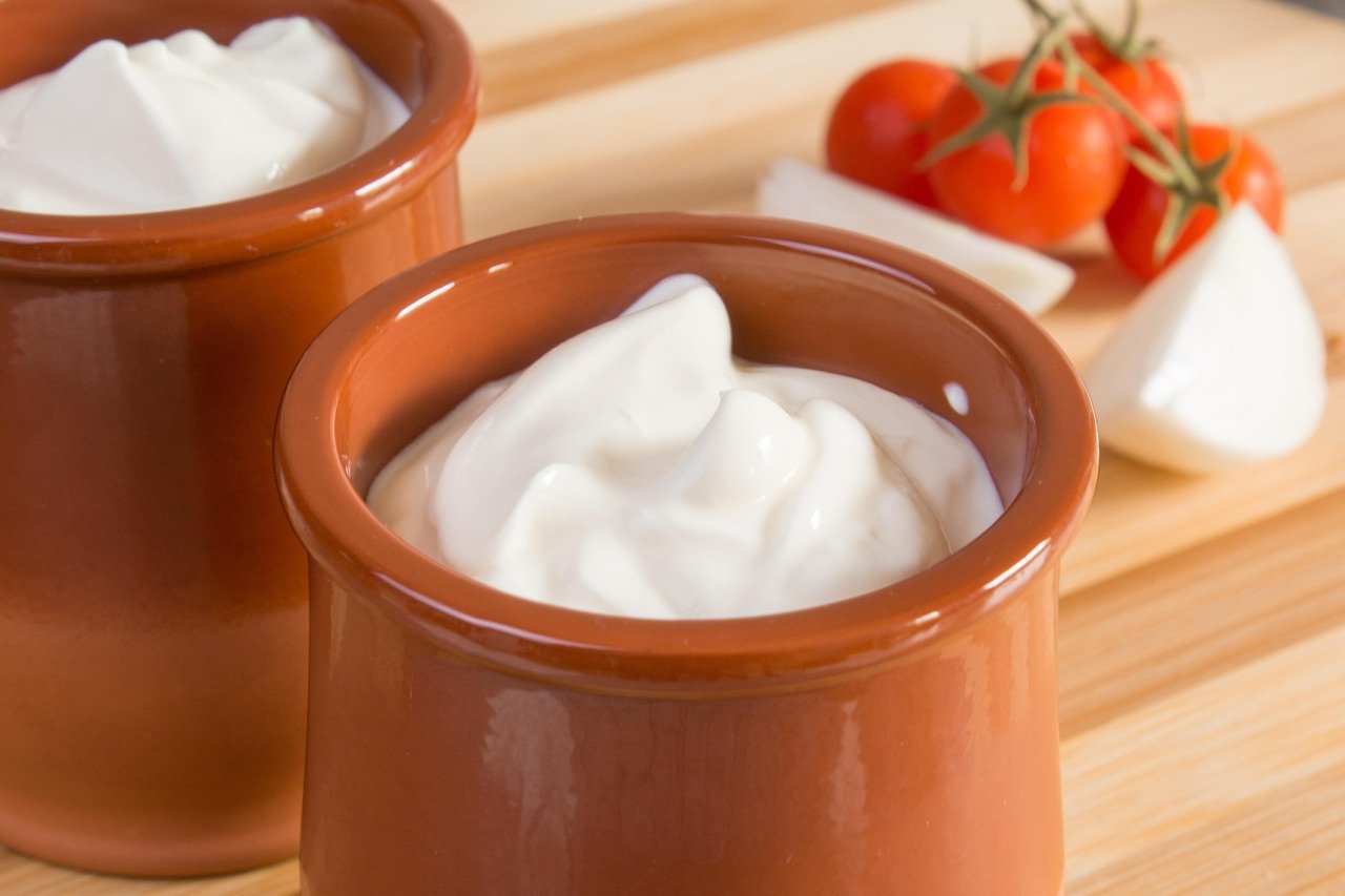 Crème Fraîche vs Sour Cream: When the Swap Works