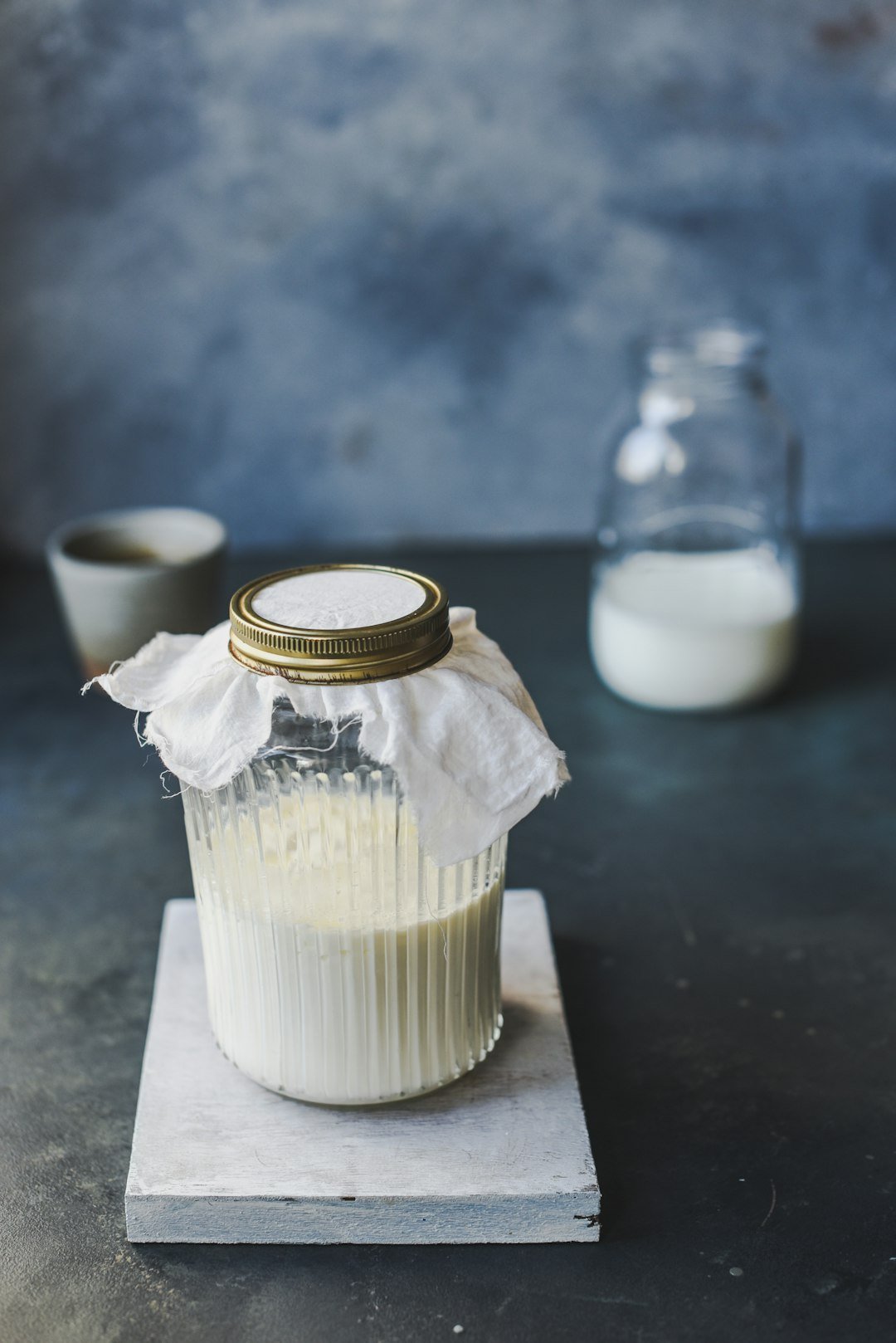 Kefir Grains vs. Starter Powder: The Choice That Changes Your Routine