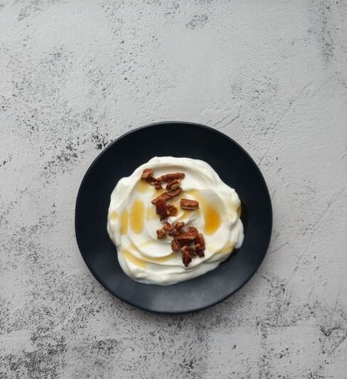 Skyr vs. Greek Yogurt: Which Thick Dairy Ferment Fits Me Better?