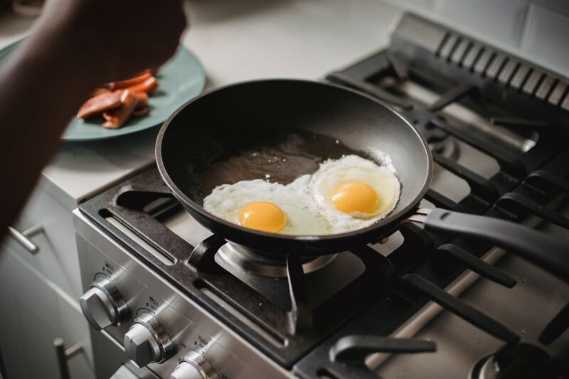 Best Pan Materials for Cooking Eggs: Nonstick, Stainless Steel, or Cast Iron?